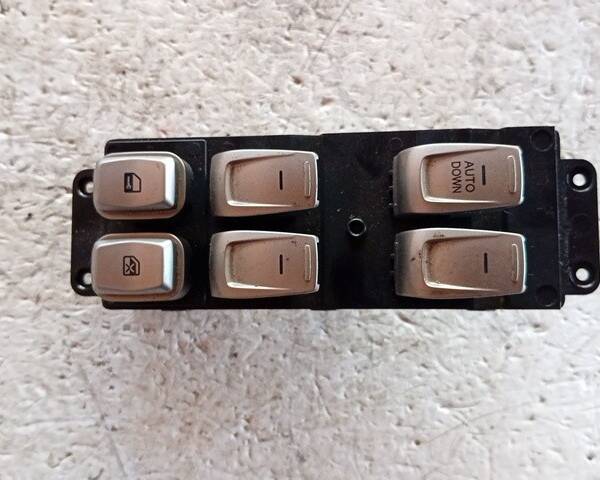 PULSANTIERA ANTERIORE SINISTRA PER SSANGYONG Tivoli Serie 299139565 (15>)