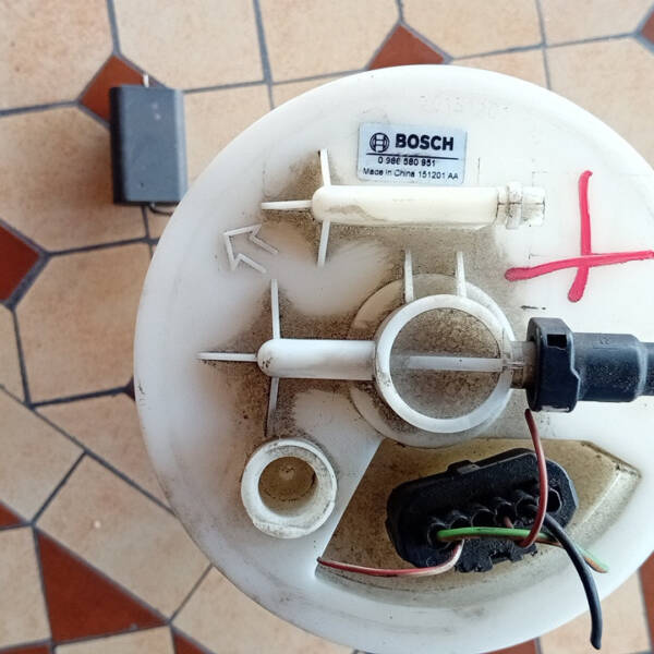 POMPA CARBURANTE PER FORD Focus S. Wagon 2° Serie 0986580951 benzina 1596 (01>