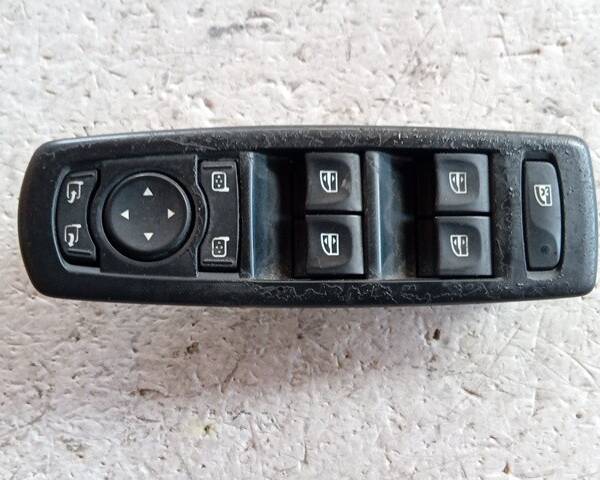 PULSANTIERA ANTERIORE SINISTRA PER RENAULT Megane Serie 809610006R (08>12)